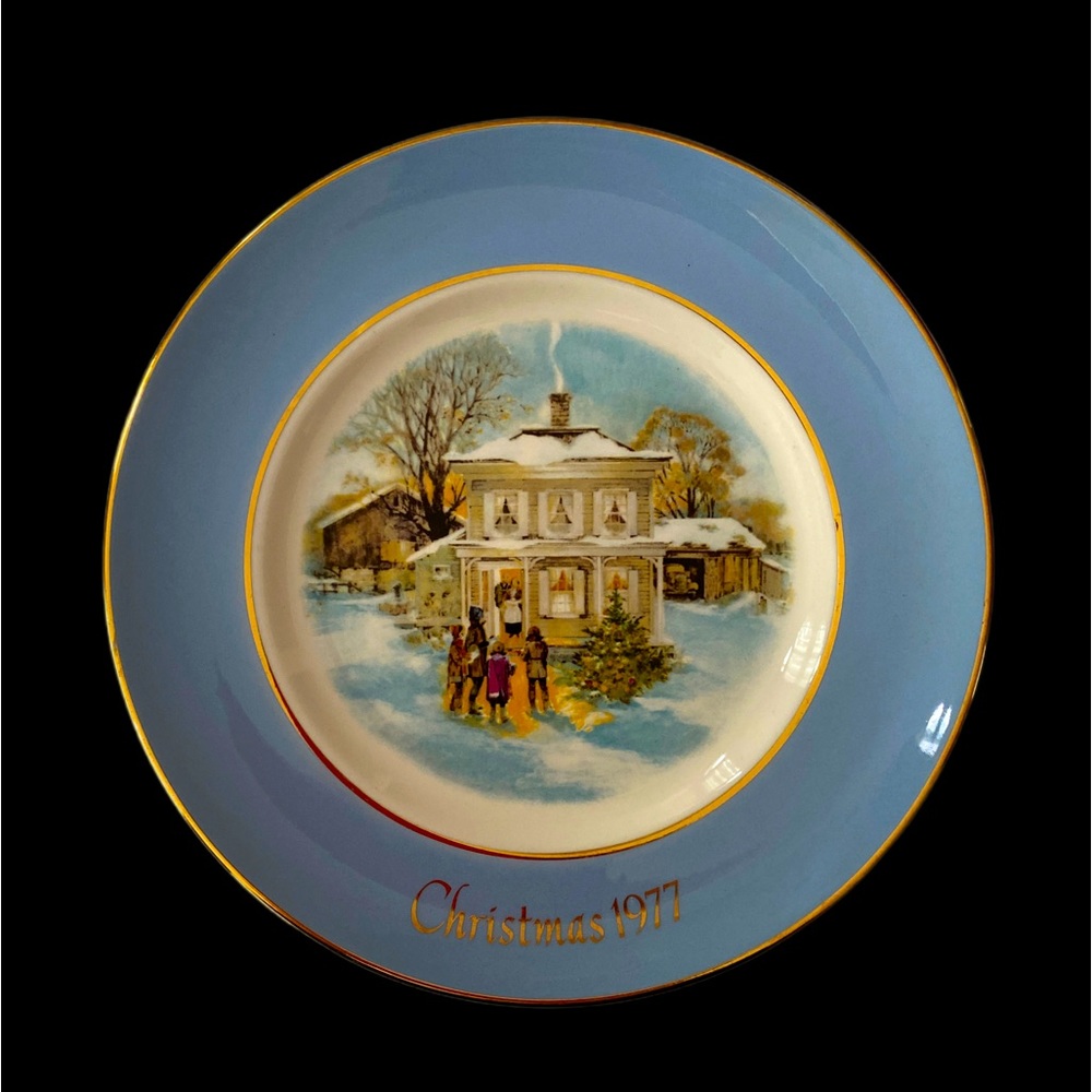 VINTAGE Avon 1977 Collectible Christmas Plate